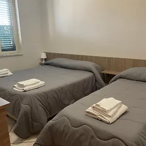Airport Tourist's House בית הארחה